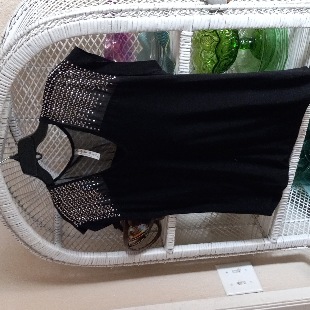 Black cap sleeve top. New. Fits small to medium. - Picture 1 of 5
